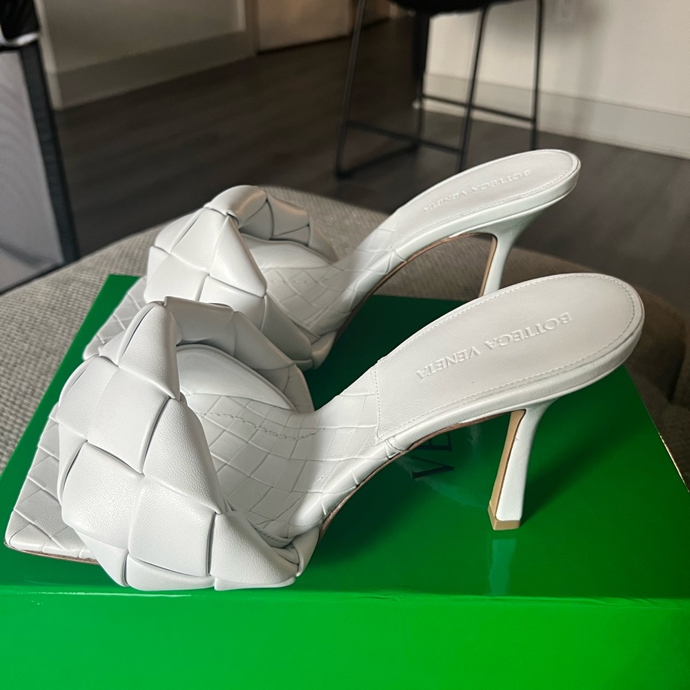 Brand new never worn bottega lido sandals (white)